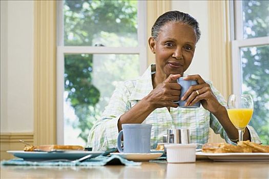 肖像,老年,女人,拿着,一杯咖啡,早餐桌
