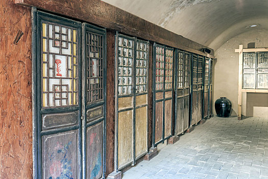 中国河南省陕州地坑院民俗文化园木格窗