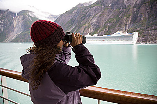 女人,双筒望远镜,游船,克奇坎,阿拉斯加,美国