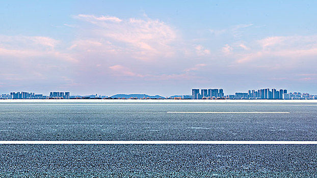 空旷无人的城市景观沥青道路