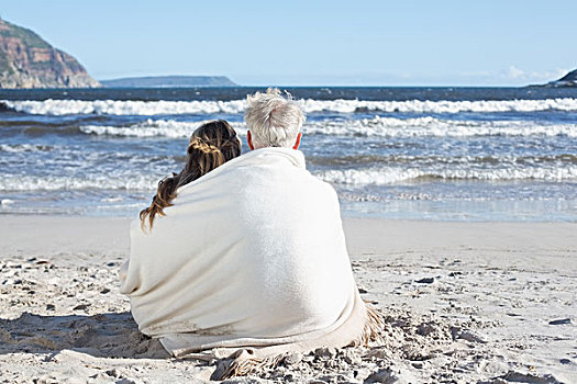 坐,夫妇,海滩,毯子