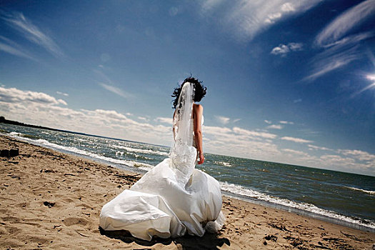新娘,站立,海滩,看,海洋
