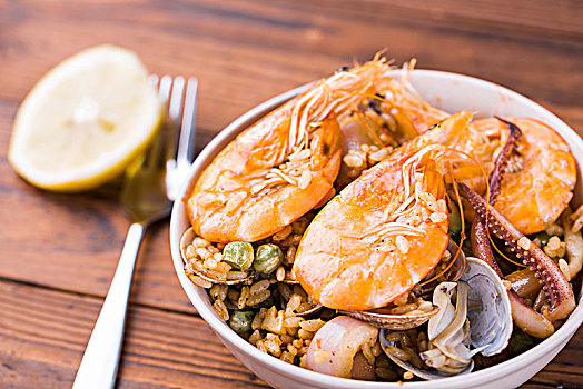 海鲜饭,虾,花蛤和鱿鱼