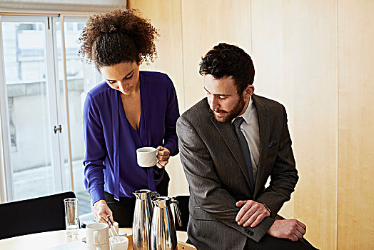职业女性,男人,咖啡时间,办公会议