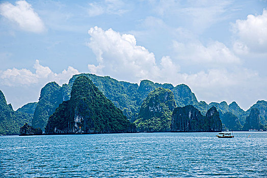 越南广宁鸿基市下龙湾海上石林