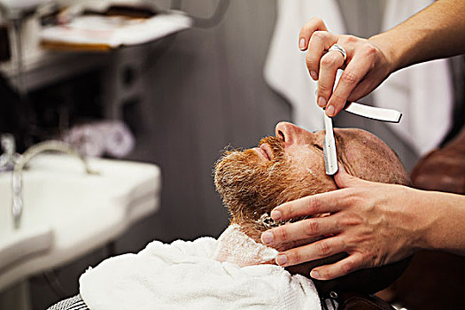 顾客,坐,理发椅,湿,剃,理发师,切削,喉咙,剃刀