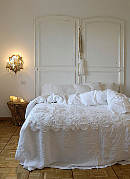 双人床,白色,床上用品,旧式,木质,室内,门,床头板,浪漫,烛光,树桩,凳子