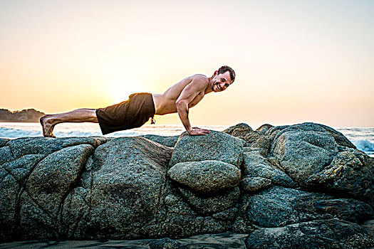 中年,男人,俯卧撑,岩石上,海滩