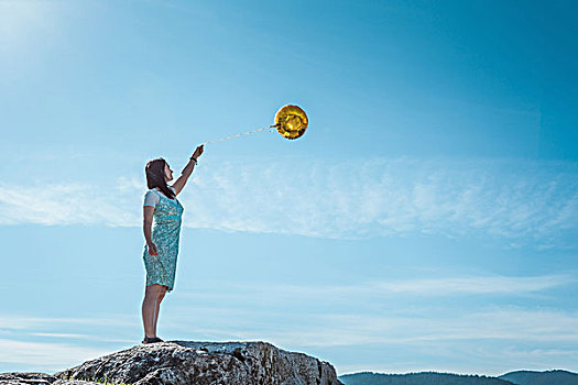 成年,女人,站立,石头,金色,气球