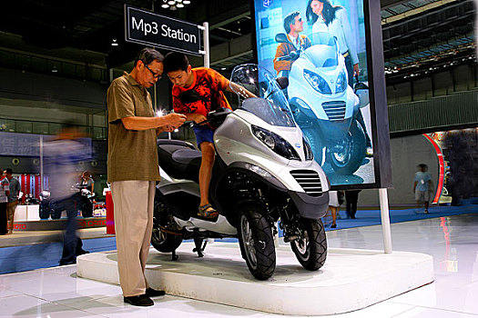 重庆国际会展中心,第八届中国摩博会上,意大利比亚乔生产地两前轮摩托让市民大开眼界