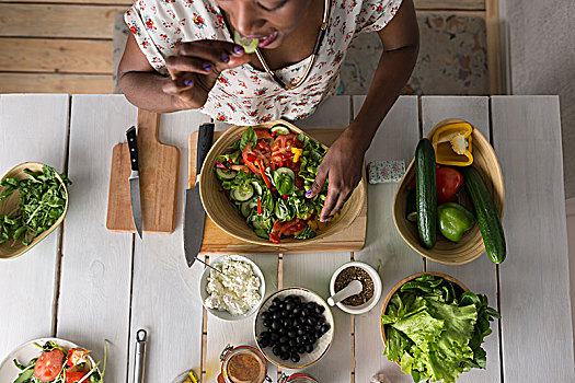 年轻,非洲女人,烹调,健康蔬菜沙拉,节食,概念,健康生活,在家,准备,俯视