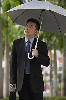 商务人士,拿着,伞