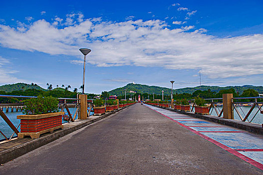 海上公路汽车背景