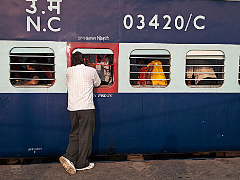 男人,交谈,列车,乘客,新,德里,铁路,车站,新德里,印度,亚洲