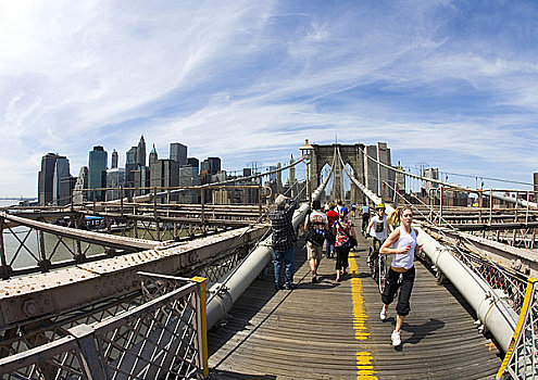 布鲁克林大桥,看,下曼哈顿,市区,纽约,行人,骑车,太阳,阳光,蓝天,美国