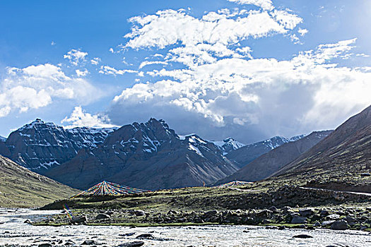 亚洲中国西藏阿里地区冈仁波齐神山转山路