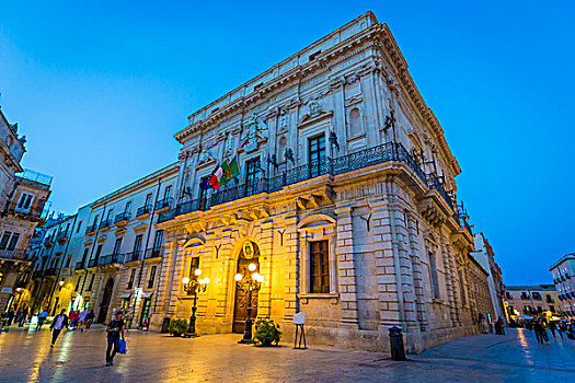 市政厅,大教堂广场,黄昏,锡拉库扎,西西里,意大利