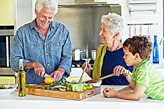 老年,夫妻,做饭,孙子,躺着,厨房操作台,房子