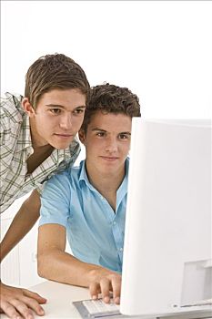 两个男孩,正面,电脑