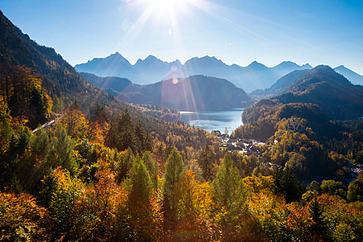 德國巴伐利亞施旺高鎮新天鵝堡環繞的高山夕照