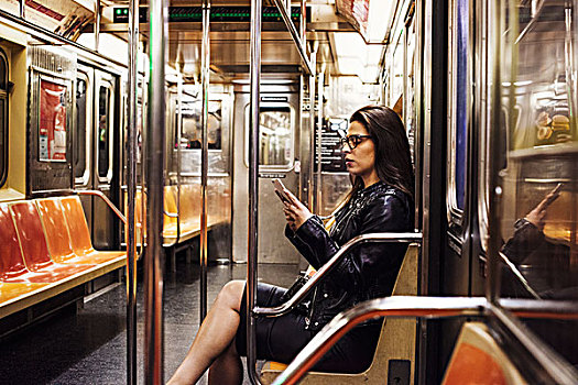 坐,女人,地铁,车厢,看,手机