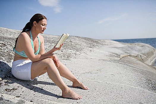坐,女人,岩石上,读,书本