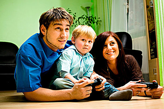 年轻家庭,玩,游戏