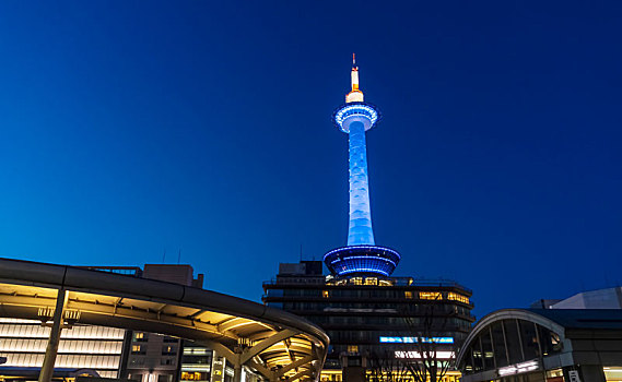 夜色中的日本京都电视塔