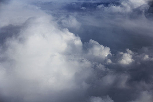 飞机上俯瞰云海