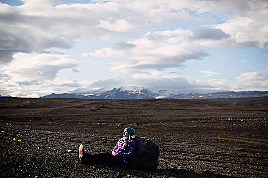 侧面视角,中年,女人,坐,倚靠,漂石,火山地貌,看别处,冰岛