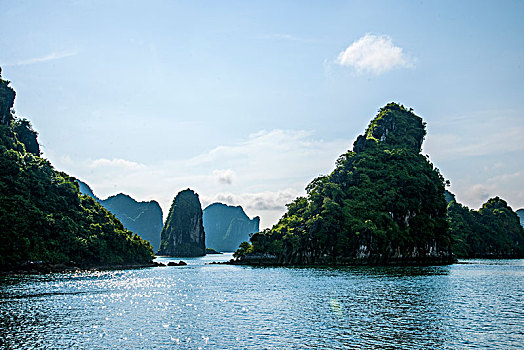 越南广宁鸿基市下龙湾海上石林