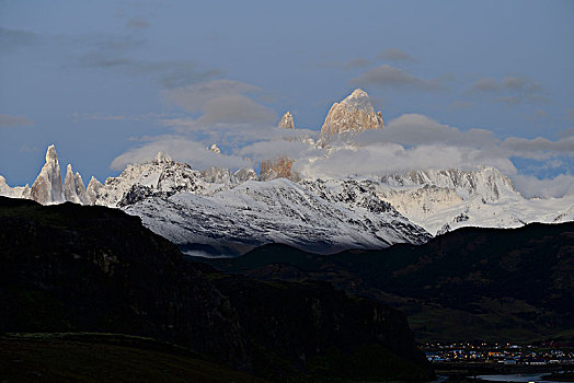 积雪,山脉,云,黎明,洛斯格拉希亚雷斯国家公园,圣克鲁斯省,阿根廷,南美