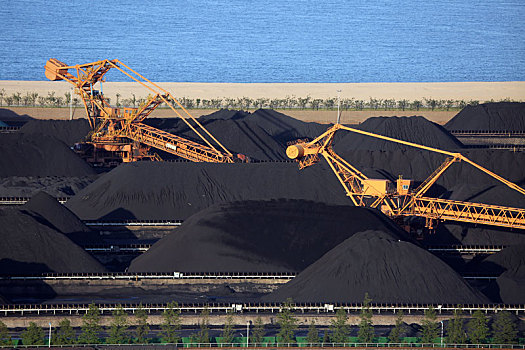 山东省日照市,港口煤炭运输生产繁忙有序