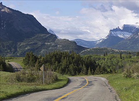 小,公路,草地,脚,落基山脉,加拿大,艾伯塔省,瓦特顿湖国家公园