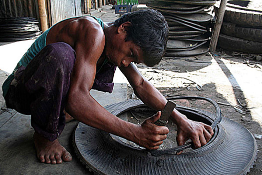 男孩,工作,轮胎,再循环,工作间,孩子,工人,钱,技艺纯熟,物主,达卡,孟加拉,七月,2007年