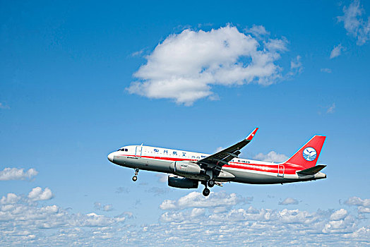 四川航空的飞机正从重庆江北机场降落