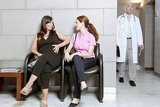 两个女人,坐,医院,等候室