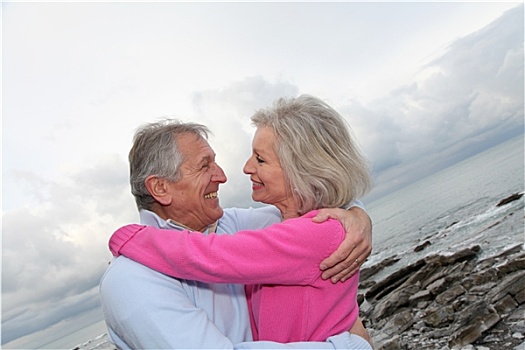 高兴,老年,夫妻,搂抱,相互,海洋
