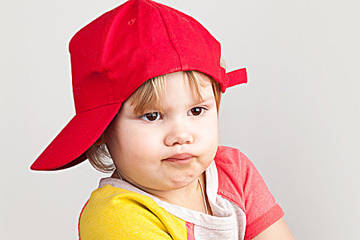 棚拍,肖像,有趣,迷茫,女婴,红色,棒球帽,上方,灰色,墙壁,背景