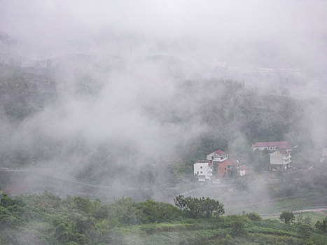 晨雾中的桐庐山村