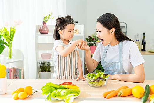 媽媽和女兒一起做蔬菜沙拉