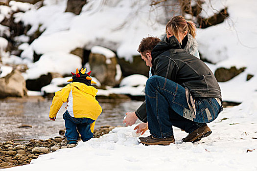 家庭,父亲,母亲,儿子,风景,走,河岸,制作,雪球