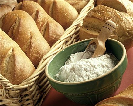 长条面包,篮子,碗,面粉,舀具