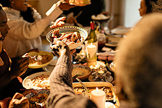 家庭,给,食物,圣诞晚餐