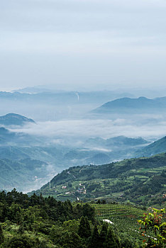 云雾缭绕的重庆綦江区万盛黑山镇乡村风光