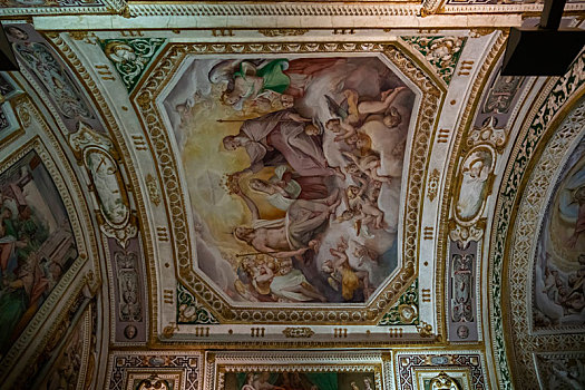 意大利蒂沃利埃斯特别墅主教祈祷室屋顶画,圣母加冕