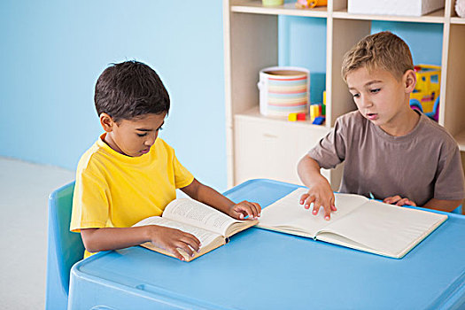 可爱,小男孩,读,书桌,教室