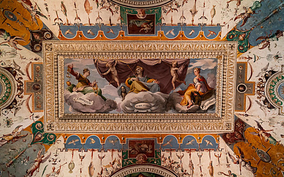 意大利蒂沃利埃斯特别墅高贵厅屋顶画,高贵的君主坐在慷慨和大方之间的王座上