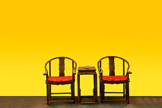 2018年中国茶文化展销会上的一对中式红木座椅