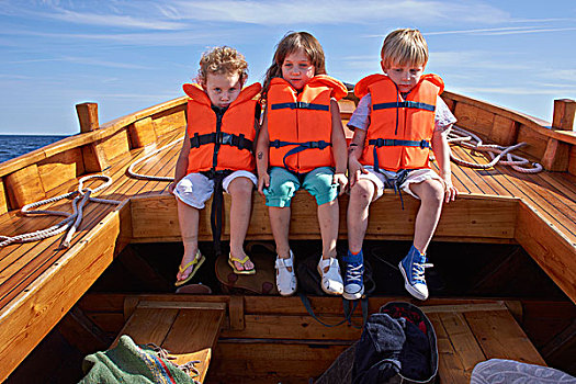 三个孩子,坐,船